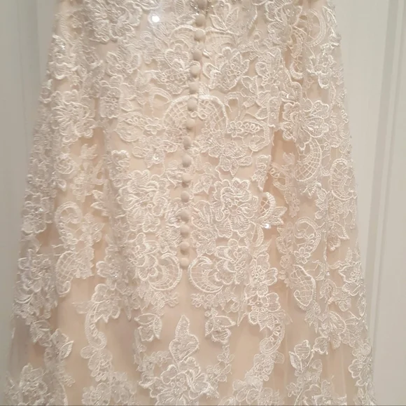 Elegant Ivory Lace Wedding Dress - Picture 9 of 12